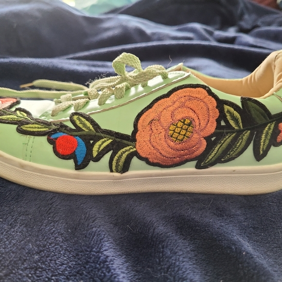 Very Cute Chase And Chloe Size 7 Fashion Sneakers - Picture 5 of 12